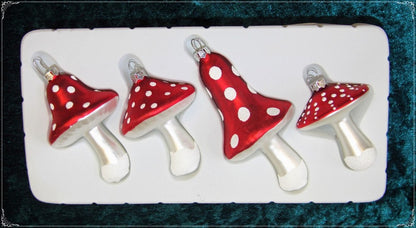 Christmas tree ornaments, Christmas baubles, glass figurines, pendants, tree decorations, handmade, mouth-blown, red/white, Christmas